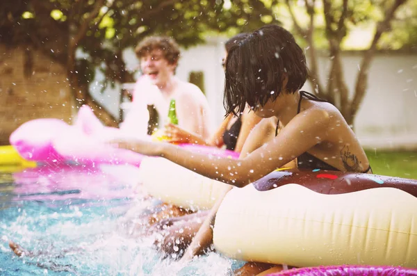 Diversiteit vrienden genieten bij zwembad — Stockfoto
