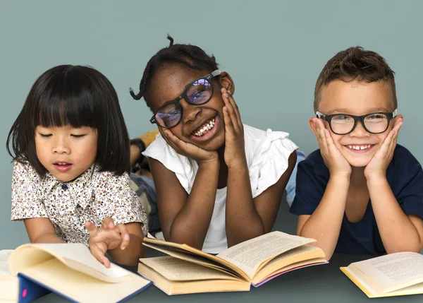 Raza mixta niños lectura libros — Foto de Stock