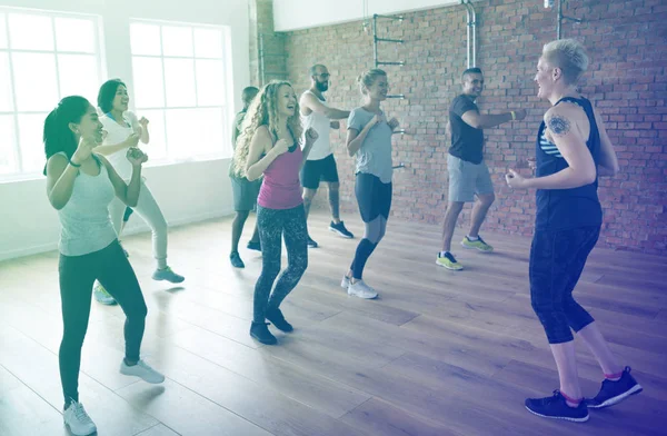 Pessoas fazendo exercícios físicos — Fotografia de Stock