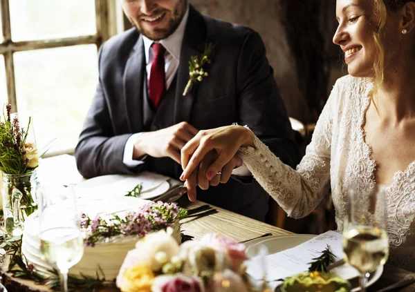 Novia y novio corte pastel —  Fotos de Stock