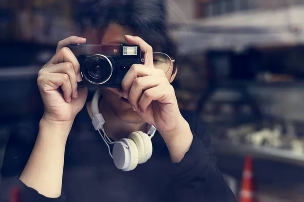 Asiatique homme avec photo caméra — Photo