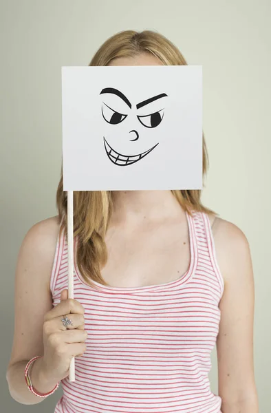 Mujer cubriendo la cara con bandera de papel — Foto de Stock