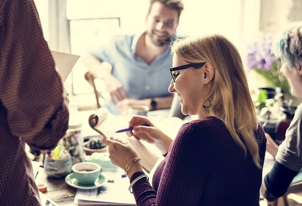 Collègues d'affaires travaillant dans l'espace de travail — Photo