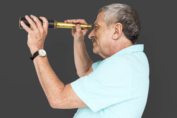 Человек смотрит сквозь Spyglass Telescop
