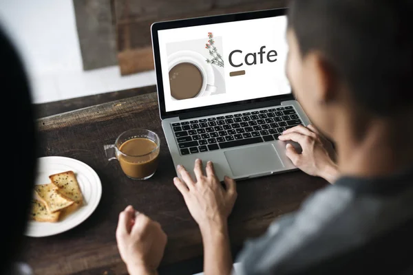 Pessoas usando laptop à mesa — Fotografia de Stock