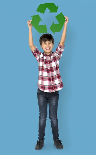 Menino com sinal de reciclagem — Fotografia de Stock