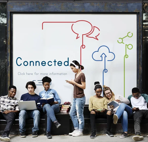 Multiethnische Studenten mit digitalen Geräten — Stockfoto