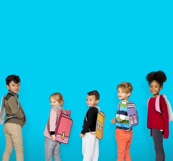 Děti s papíru batohy — Stock fotografie
