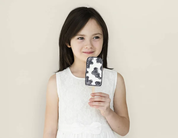 Lachende meisje met papier-ijs — Stockfoto