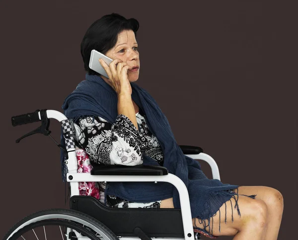 휠체어를 타고 있는 장애 여성 — 스톡 사진