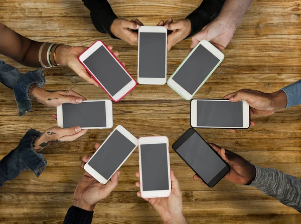 Pessoas usando telefones celulares — Fotografia de Stock