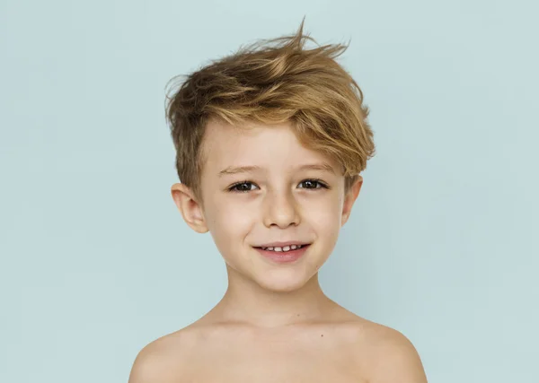 Petit garçon avec poitrine nue — Photo