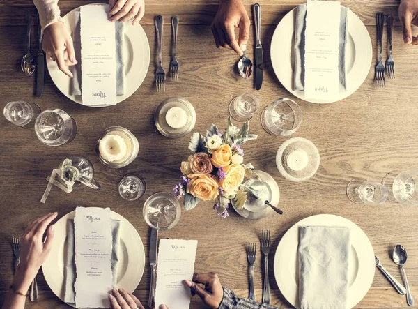 Menschen essen im Restaurant — Stockfoto