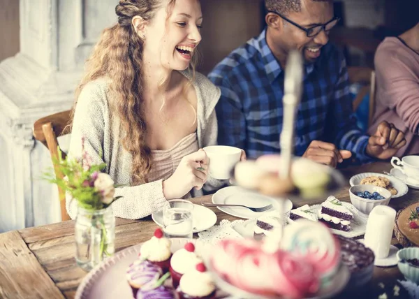 Amigos reuniéndose en la fiesta del té — Foto de Stock