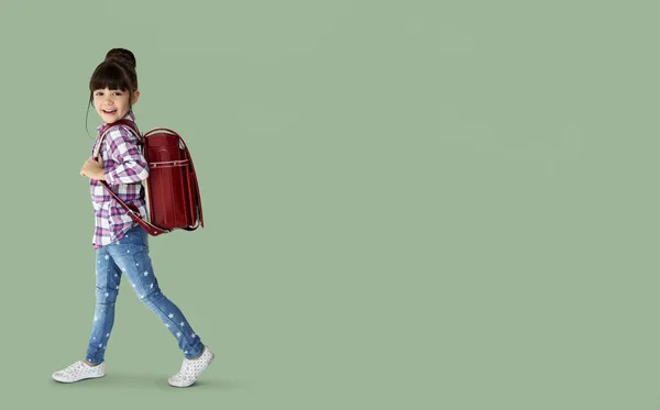 Menina caucasiana com mochila — Fotografia de Stock