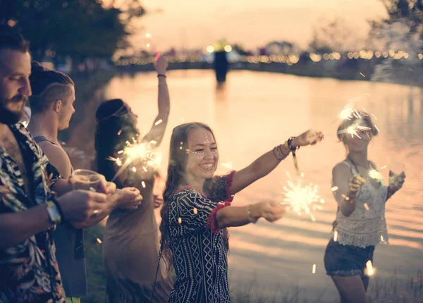 Menschen genießen Wunderkerzen — Stockfoto