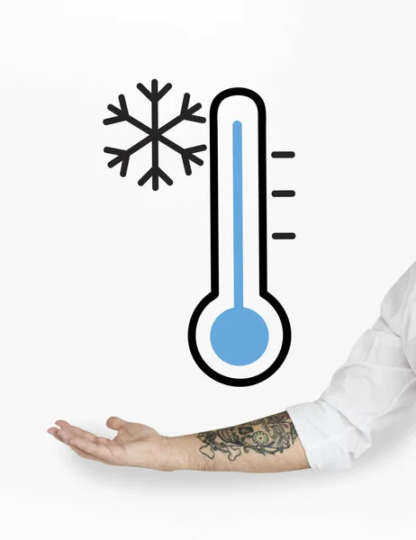 Mão masculina apontando para o termômetro — Fotografia de Stock