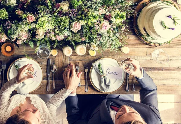 La gente celebra la boda en la mesa — Foto de Stock