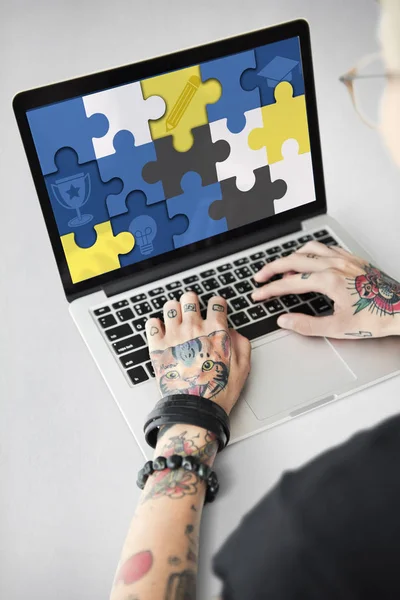 Getatoeëerde persoon typen op laptop. — Stockfoto