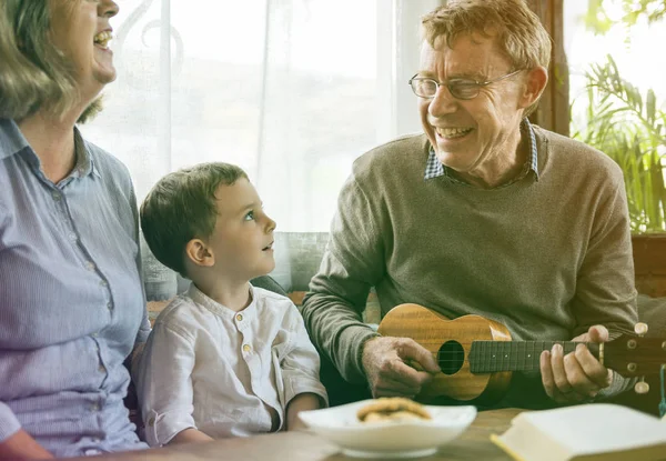 Nagyszülők és unokája, játszott ukulele — Stock Fotó