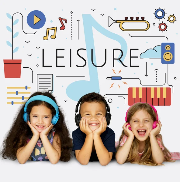 Enfants mentant et listant à la musique — Photo