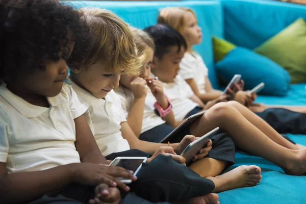 Kinderen met behulp van mobiele telefoons — Stockfoto