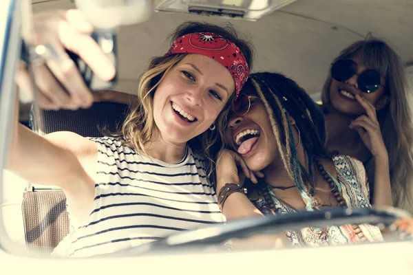 Amigos en viaje por carretera juntos — Foto de Stock