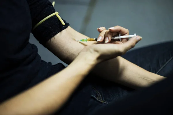 Junkie woman injecting narcotic — Stock Photo, Image