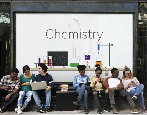 Multietniskt elever sitter i street — Stockfoto