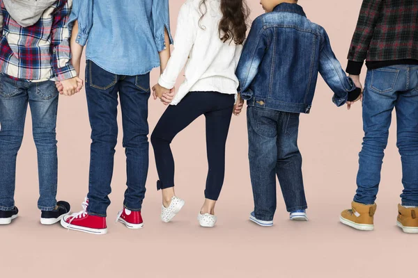 Grupo de niños de pie en el estudio — Foto de Stock