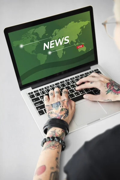 Tattooed person typing on laptop. — Stock Photo, Image