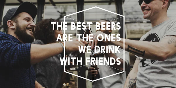 Друзья пьют пиво вместе — стоковое фото