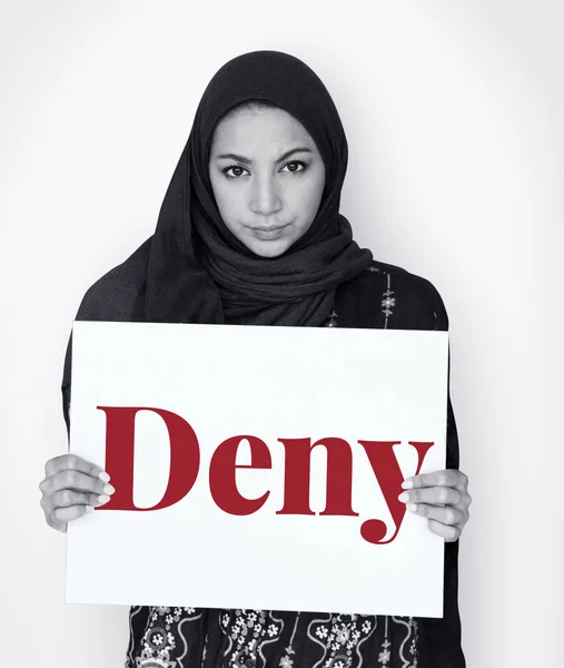 Арабическая женщина с плакатом . — стоковое фото