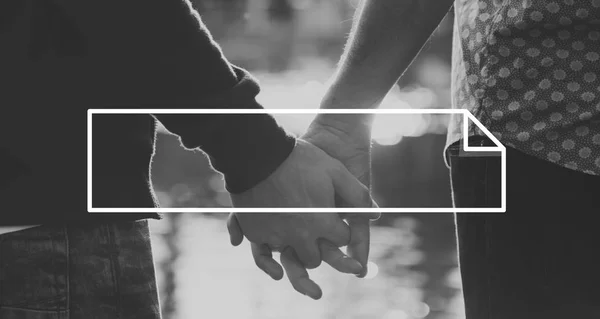 Гомосексуальная пара мужчин, держащихся за руки — стоковое фото