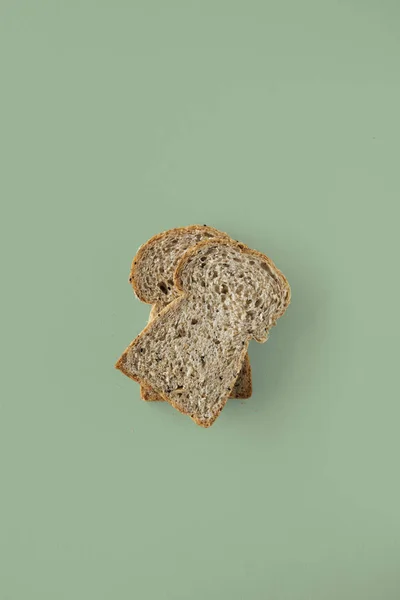 Segmenten van bruin brood — Stockfoto