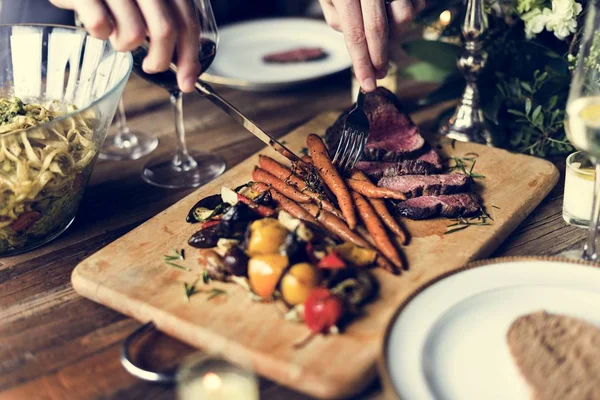 Händerna Håller Kniv Och Gaffel Att Mat Från Skålen Ursprungliga — Stockfoto