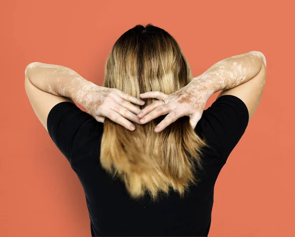 Mujer con cabello rubio — Foto de Stock