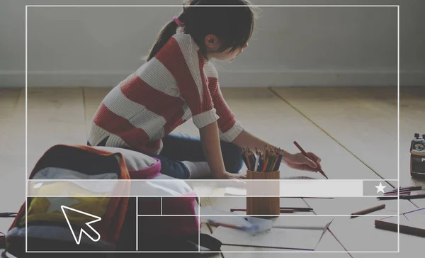 Escuela chica haciendo casa tarea — Foto de Stock