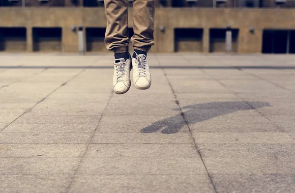 Мужчина прыгает на улице — стоковое фото