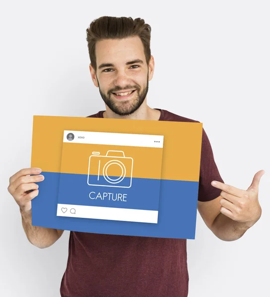 Uomo con la barba tiene cartello — Foto Stock