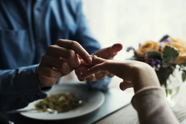 Hombre dando anillo para proponer a la mujer — Foto de Stock