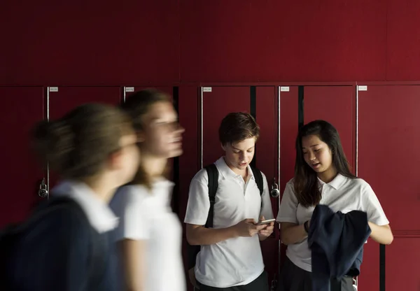 Studenti pomocí mobilního telefonu — Stock fotografie