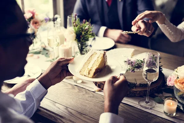 Menyasszony és vőlegény vágás torta — Stock Fotó