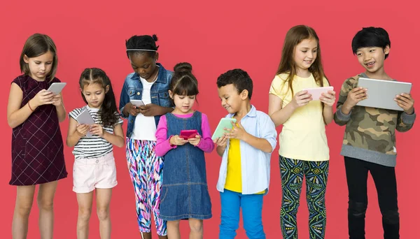 Enfants utilisant des appareils numériques — Photo