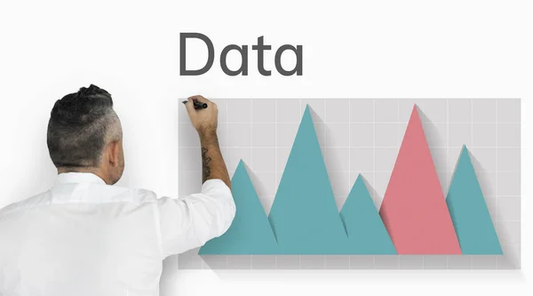 Uomo d'affari che lavora con grafico — Foto Stock