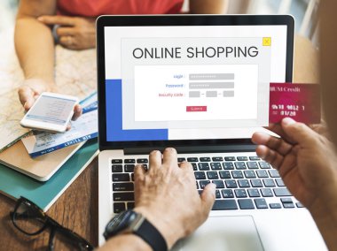 dizüstü bilgisayarda klavyede yazan adam 