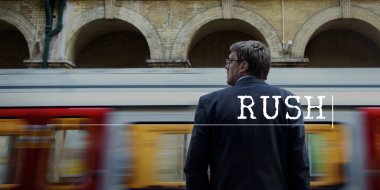 Metroda ayakta işadamı 