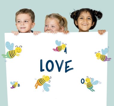 Çocuk afişini saklanıyor