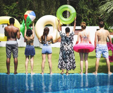 Yüzme havuzunda ayakta arkadaşlar