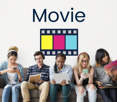 Arkadaşlar dijital cihazlar kullanarak 